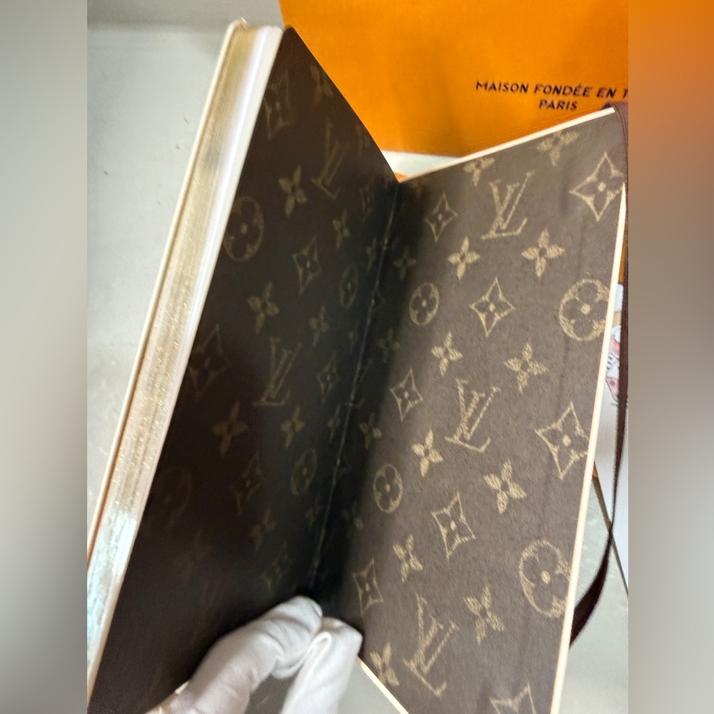 Authentic Louis Vuitton Limited Edition Bunny Notebook with Stickers Full set - Picture 11 of 15